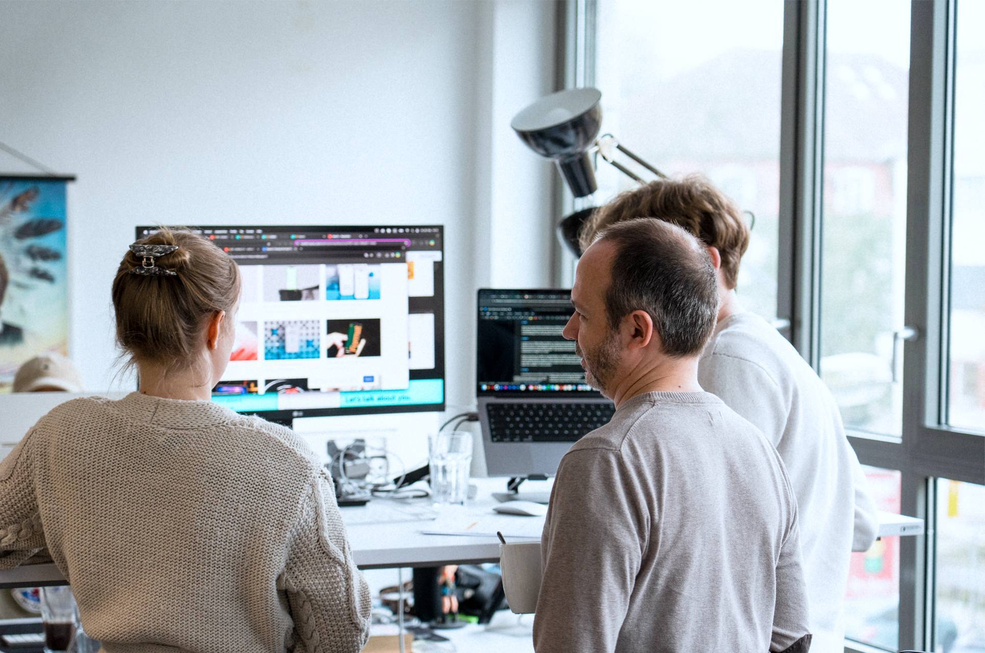 Employees at Koch Essen work together at a desk